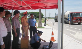 Phó Chủ tịch UBND tỉnh Thanh Hóa Lê Anh Tuấn kiểm tra hiện trường chiếc xe gây ra sự cố hỏng trạm cân lưu động. Ảnh: Hoàng Lam 