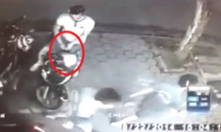 Tên trộm bẻ khóa xe SH trong giây lát