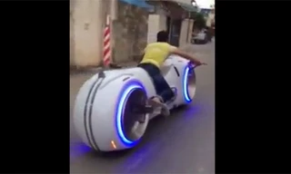 Thanh niên cưỡi mô tô cực độc đi dạo phố