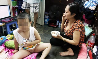 Bé Quang đang được mẹ chăm sóc tại nhà. Ảnh: VnExpress