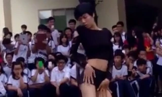 Nhiều học sinh dùng các thiết bị điện tử ghi lại hình ảnh phản cảm này. Ảnh: chụp lại từ clip