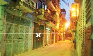  CQĐT đã thi hành lệnh khám xét nơi ở của ông Hiếu tại phố Nguyễn Khang, quận Cầu Giấy, Hà Nội. Ảnh: Thanh Hà