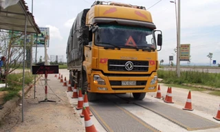 Các xe quá tải bị phạt 12 triệu đồng/xe, bị buộc hạ tải và lái xe bị tước GPLX 2 tháng 