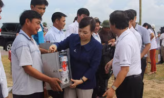 Bộ trưởng Nguyễn Thị Kim Tiến trao tủ thuốc cho ngư dân xã Cẩm Nhượng