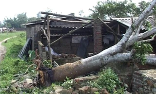 Lốc làm sập và tốc mái nhiều ngồi nhà. Ảnh: Dân Việt.