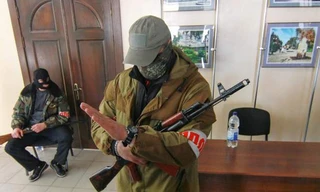  Một số người nổi dậy đang chiếm đóng hội trường vùng Donetsk. Ảnh: Itar-Tass