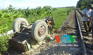 Bị tàu hỏa húc văng, xe công nông nát tươm