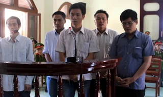 Các bị cáo, từ trái sang phải: Thành, Mẫn, Huy, Quyền, Quang 