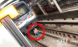 Thót tim cảnh bà bầu rúc gầm tàu điện 