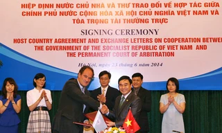 Thứ trưởng Bộ Ngoại giao Hồ Xuân Sơn thay mặt Chính phủ Việt Nam và Tổng Thư ký PCA Hugo Hans Siblesz thay mặt PCA ký Hiệp định nước chủ nhà và Thư trao đổi về hợp tác giữa Chính phủ Việt Nam và. PCA Ảnh: TTXVN 