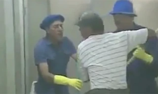 Tá hỏa bỏ chạy khi thấy trăn 'khủng' trong nhà vệ sinh