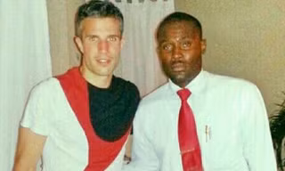 Kyson Forde đã vi phạm nội quy của nhà hàng khi chụp ảnh với Van Persie
