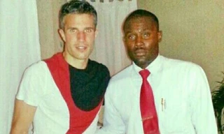 Kyson Forde đã vi phạm nội quy của nhà hàng khi chụp ảnh với Van Persie