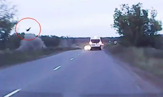 Ôtô lao xuống ruộng, người văng cao nhiều mét