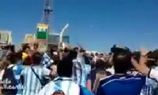 CĐV Argentina vẫy xương giả chọc tức Neymar