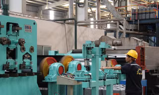 Quy định của Thông tư 20, sẽ “trói chân” các DN nhập khẩu máy móc. Ảnh: Đại Dương 