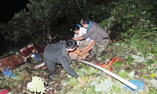 Cùng với lực lượng công an và người dân, các phượt thủ tham gia cứu người. ảnh: Vnexpress