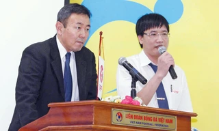 Trưởng BTC V-League Tanaka Koji phát biểu trong cuộc họp thống nhất lịch thi đấu giai đoạn hai V-League. Ảnh: VSI