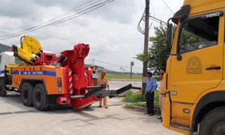 Lực lượng CSGT Công an Hà Tĩnh điều xe chuyên dụng hỗ trợ xử lý đoàn xe bất hợp tác với trạm cân 