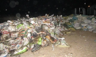 Hàng trăm bao chất thải đổ trộm sau chung cư