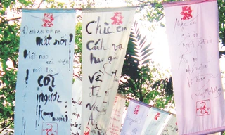 200 câu thơ chọn lọc được viết lên những dải lụa. Ảnh: Nhụy Nguyên 