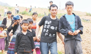 Dân bản đón Vừ Già Pó trở về 