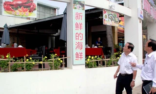 Kiểm tra bảng hiệu quảng cáo vi phạm. ẢNH: NGUYỄN HUY