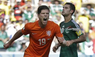 Vào sân từ băng ghế dự bị, Huntelaar ghi bàn quyết định cho Hà Lan. Ảnh: AP