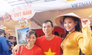  Vợ chồng Hiệp – Evelin chụp ảnh cùng bạn Nguyễn Lâm Diễm Trang, sinh viên Đại học Quốc tế TP Hồ Chí Minh, Miss Teen 2010, Nữ hoàng Cà phê 