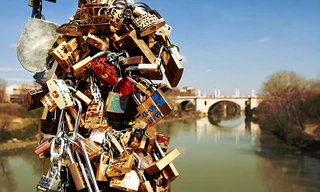 Khóa tình yêu khiến các cây cầu ở Paris 'oằn lưng' gánh đỡ