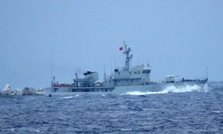 Tàu quét mìn tham gia hộ tống giàn khoan trái phép Hải Dương-981. Ảnh: Thanhnien