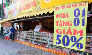 Chưa tới Rằm, bánh trung thu đã 'vừa bán vừa tặng'
