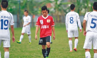 Nguyễn Văn Đức (áo đỏ) đã chơi rất tốt ở vòng loại giải U19 QG 2014 trong màu áo U19 Ninh Bình. Ảnh: Vietnam+