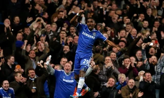 Samuel Eto'o bay cao với cú hattrick vào lưới M.U - Ảnh: Reuters