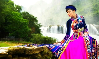 Triệu Thị Hà rực rỡ bên thác Bản Giốc 