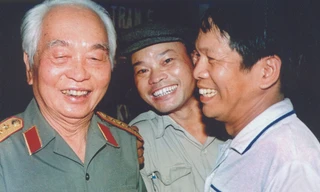  Đại tướng Võ Nguyên Giáp với Đại tá Lưu Anh Tuấn (phải)