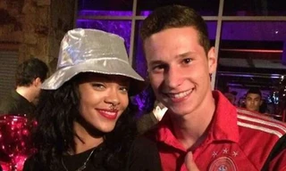 Rihanna 'bay' đêm cùng tuyển thủ Đức