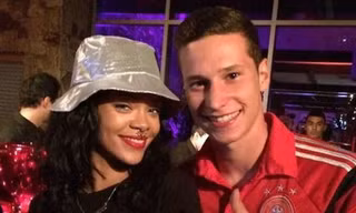 Rihanna 'bay' đêm cùng tuyển thủ Đức