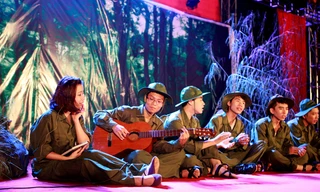 Một hoạt cảnh trong vở kịch “Dòng sông không chảy ngược” của người trẻ. Ảnh: Xuân Tùng