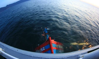 Tàu cá ĐNa 90152TS bị tàu Trung Quốc đâm chìm đang được lai dắt vào bờ. Ảnh: Nguyễn Huy