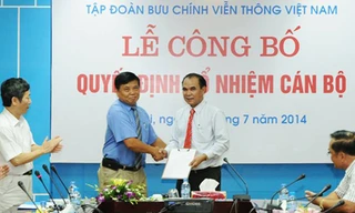 Trao quyết định cho tân Giám đốc VinaPhone. Ảnh: Thái Khang