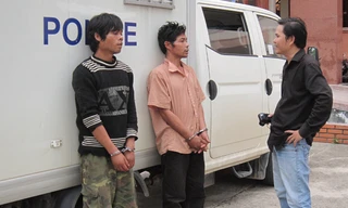 Hai kẻ sát nhân Hồ Văn Công và Hồ Văn Thành (bên trái) tại PC45 Công an Quảng Trị. ẢNH: H.T