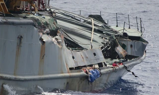 Lan can mạn trái tàu KN 951 bị hỏng nặng. Ảnh: Việt Cường - Hoàng Thường