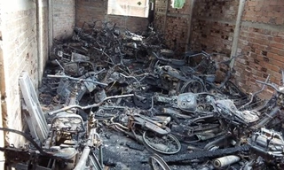 Tiệm cầm đồ bốc cháy trong đêm, 60 xe máy hóa thành tro