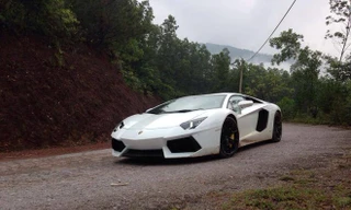Siêu xe Lamborghini Aventador vượt đỉnh đèo ở Việt Nam