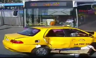 Xe buýt ủi taxi, cuốn một phụ nữ vào gầm