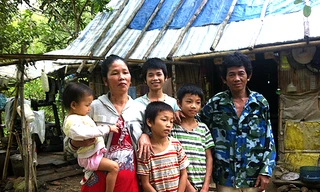 Vợ chồng A Dưởng và các con. Ảnh: Thiên Chương