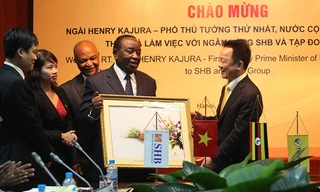 Ông Đỗ Quang Hiển, Chủ tịch HĐQT SHB tặng quà lưu niệm cho Ngài Henry Kajura, Phó Thủ tướng Thứ nhất Nước Cộng hòa Uganda