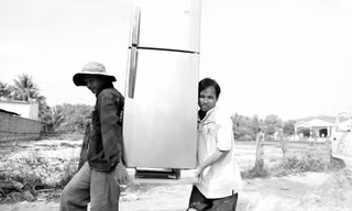 Ngay khi có điện lưới quốc gia, người dân Gành Dầu (Phú Quốc) mua sắm đồ điện phục vụ sinh hoạt và kinh doanh. Ảnh: ĐH