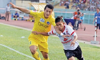 ĐTLA (trắng) đá sân nhà, hơn người nhưng vẫn thua. Ảnh: Tường Vũ